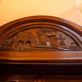 E sulle porte degli appartamenti emerge ancora il pregio di insegne in legno finemente inciso